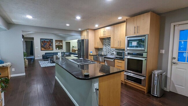 Building Photo - 1303 Colony Dr