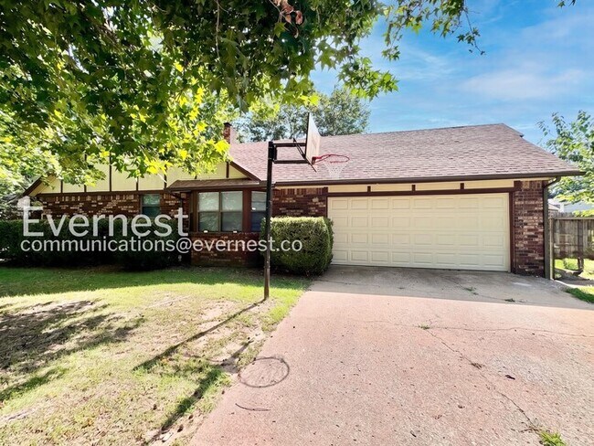 Building Photo - Spacious 4 Bed, 2 Bath Home with Fenced Yard and Two-Car Garage | Pet friendly | Available Now!