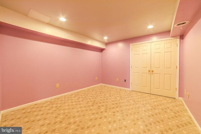 Building Photo - 651 Fawn Cir
