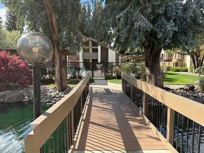 Building Photo - Executive 2-bedroom condo in gated community!