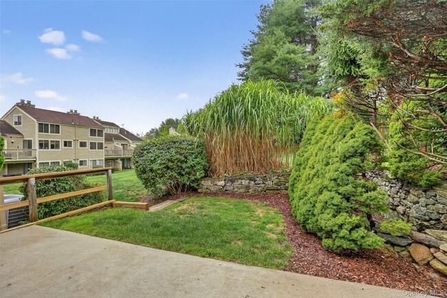 Building Photo - 16 Fox Run