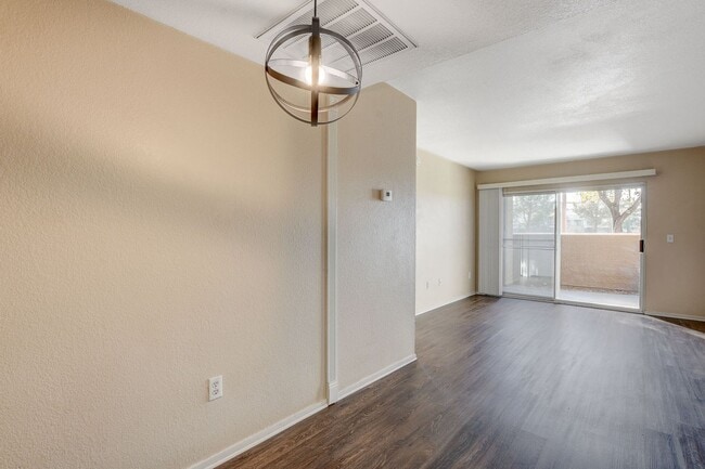 Building Photo - Charming 1 Bedroom / 1 Bathroom Condo in Gated Community!