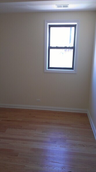 Building Photo - 1758 W Montrose