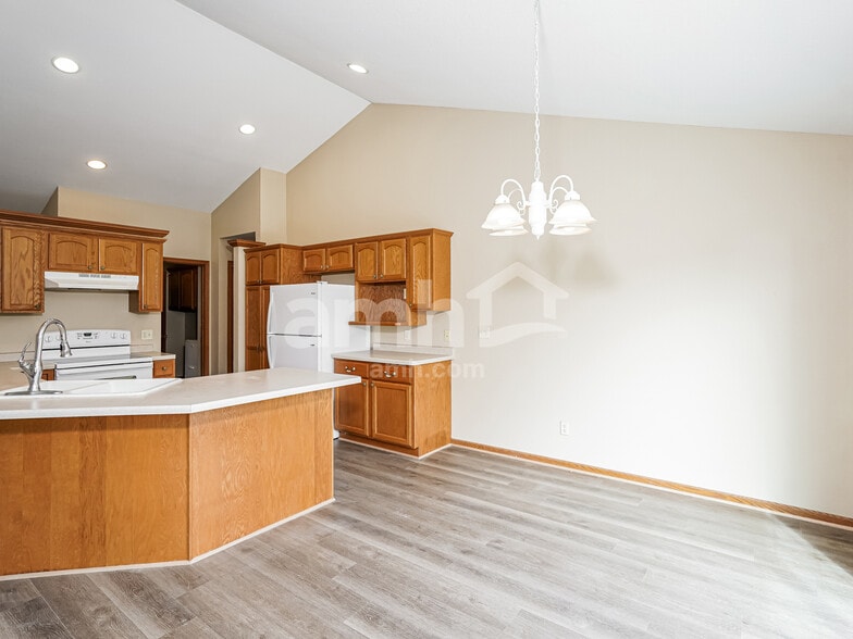 Building Photo - 338 Ponderosa Dr