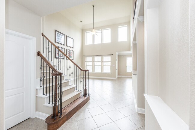 Building Photo - 6123 Northcrest Village Way