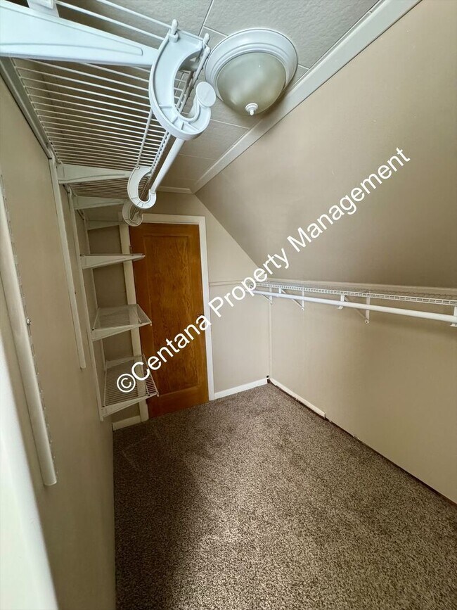 Building Photo - $500 off first months rent on 3 bed 2 bath...