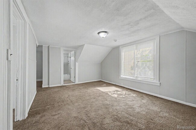 Building Photo - 1301 E Muir Ave