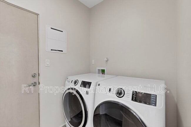 Building Photo - 705 Alcalde Pl SW