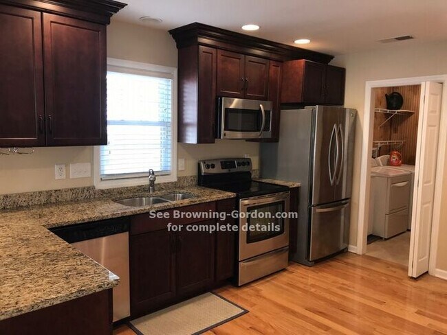 Building Photo - Adorable Cottage Available in Sylvan Park!