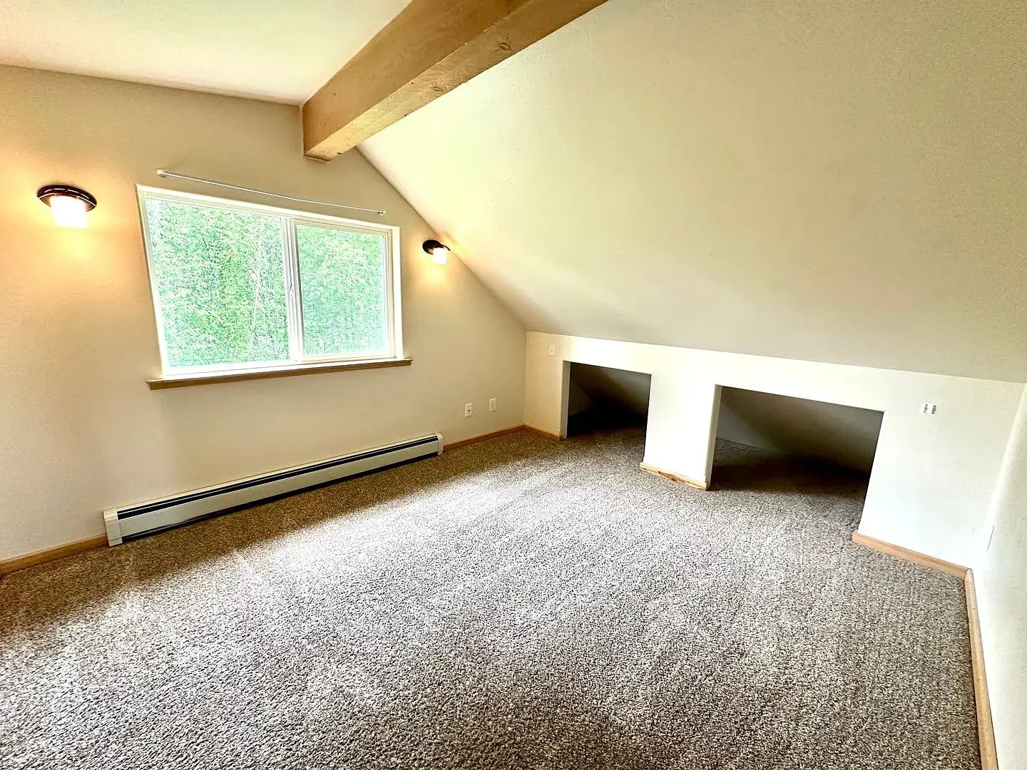 Upstairs bedroom - 40111 Frogberry St