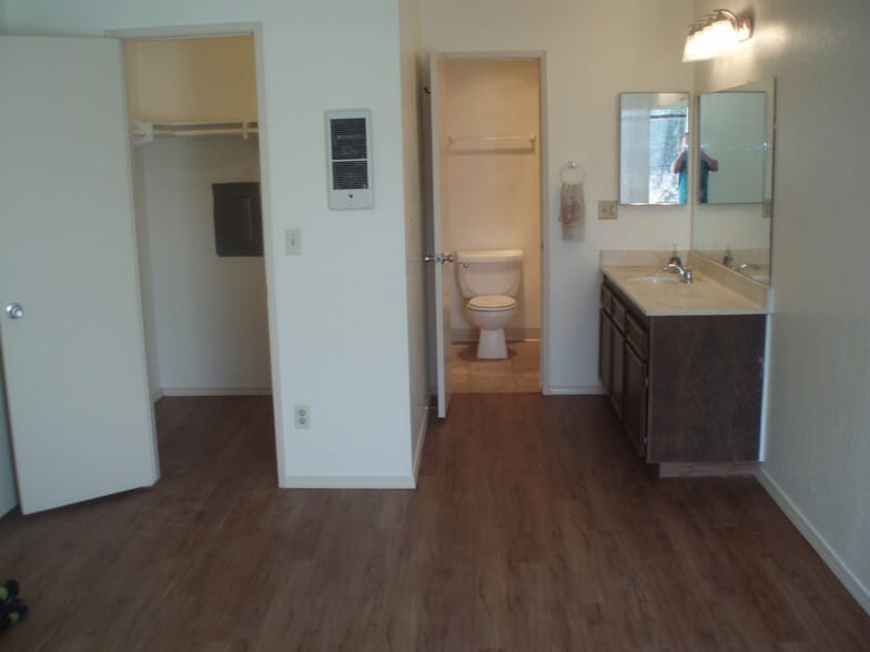 Building Photo - 7504 Parkway Dr