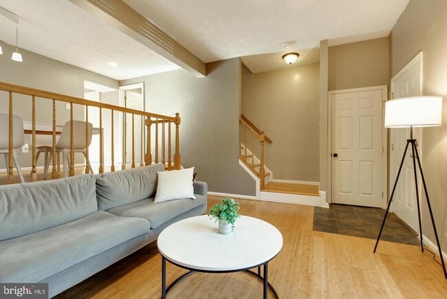 Building Photo - 3400 Oak W Dr