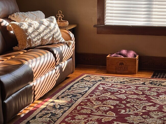 Living room lots of windows - 2608 Leclaire St