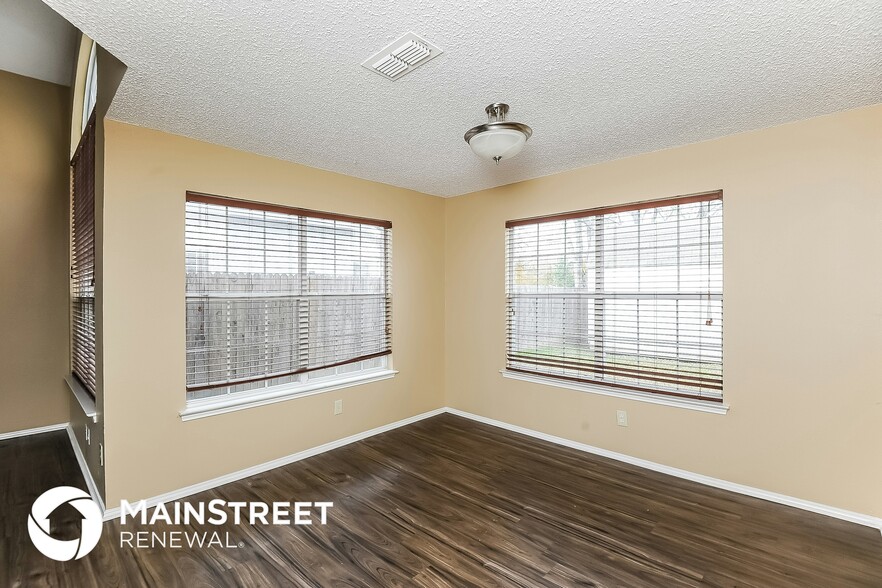 Building Photo - 2411 Bennington Dr