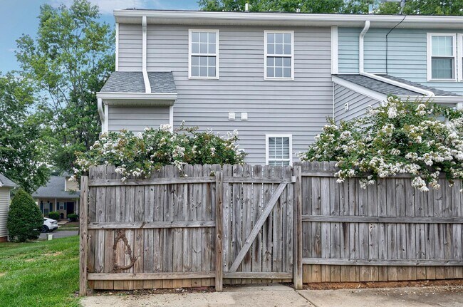 Building Photo - 326 Commons Dr
