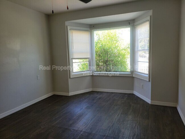 Building Photo - 618 17th Ave S