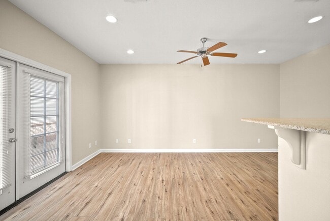 Building Photo - 721 Arbor Lake Dr