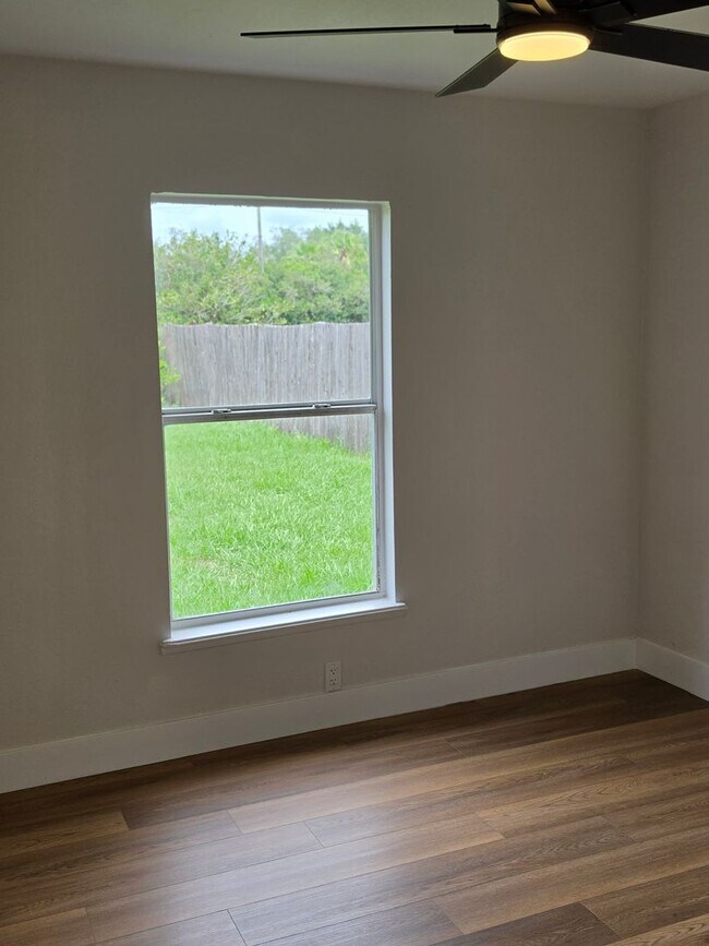 Building Photo - FOR RENT!!! SIMPLY STUNNING (REMODELED) 3 BEDROOM 2 BATH SINGLE FAMILY HOME...