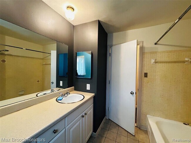 Building Photo - 4113 Telegraph Rd