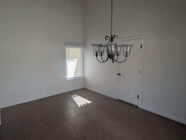 Building Photo - 3 Bedroom 2 Bathroom Single Story Home in ...