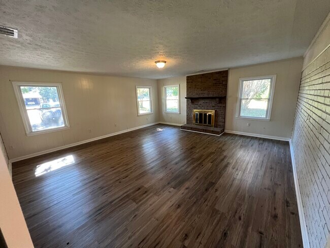 Building Photo - 3751 Robinson Dr