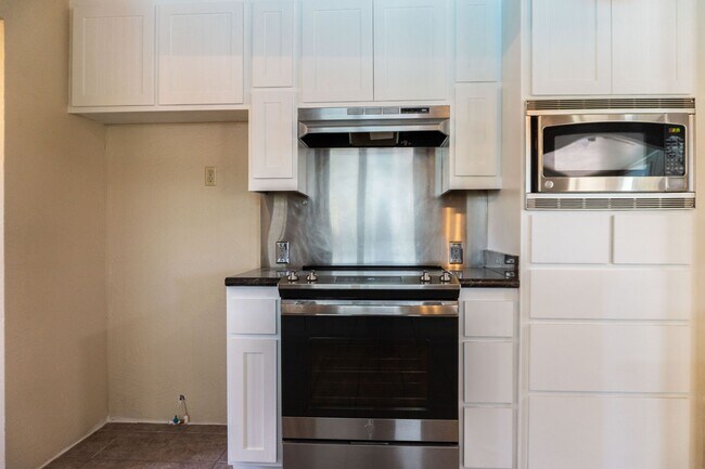 Building Photo - Spacious 3-Bedroom, 4-Bath Vintage Home wi...