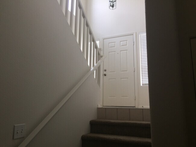 Building Photo - IMPECCABLE 2-STORY IN FANTASTIC NEIGHBORHOOD!