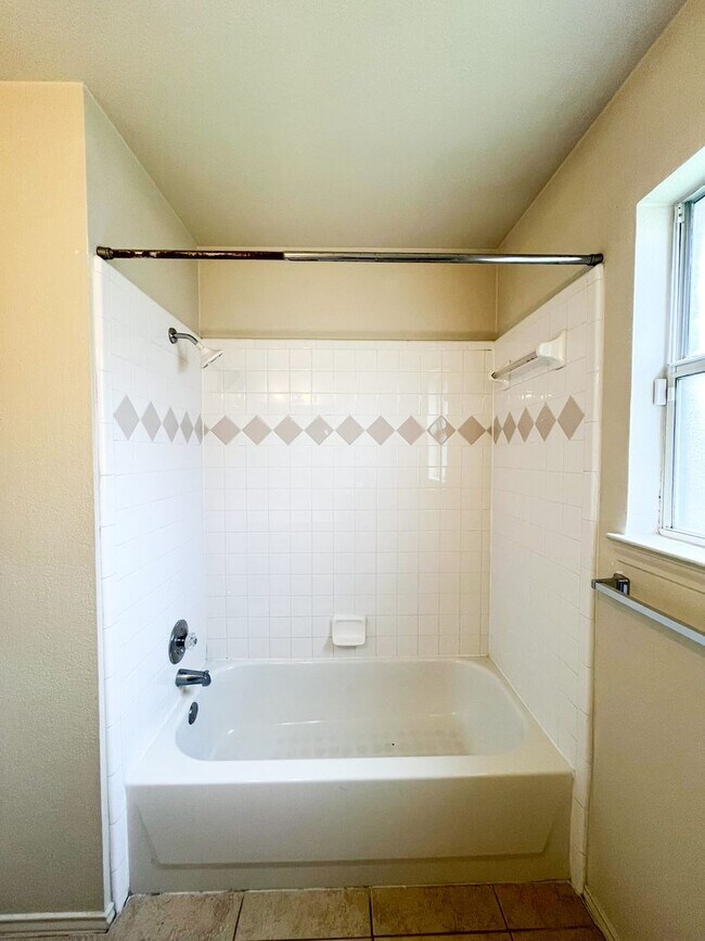 Building Photo - Available NOW!!!! Gorgeous 4 bedroom, 2 ba...