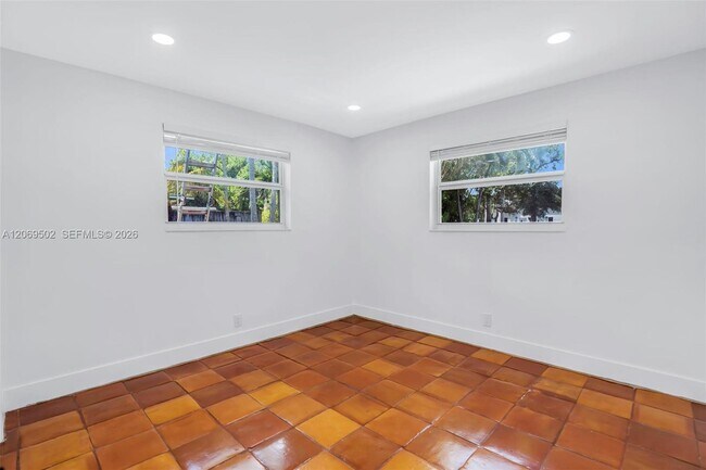 Building Photo - 850 SW 12th Ct