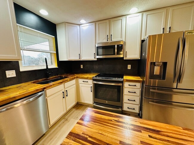 Building Photo - Stunning West Knoxville Transformation | Designer Kitchen & Smart Home Features