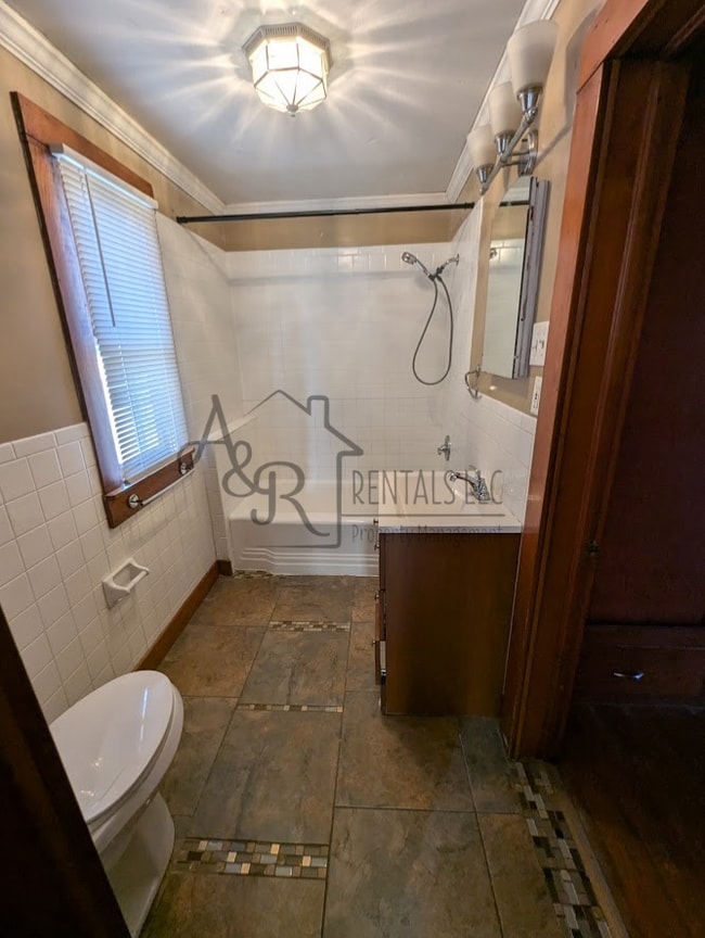 Building Photo - 206 W 1st St