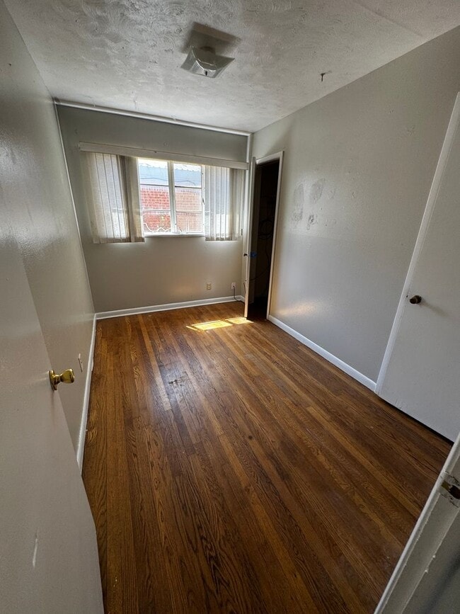 Building Photo - 3 bedroom, 1 bath