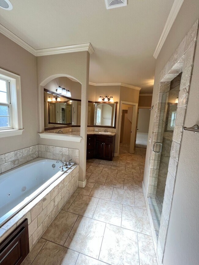 Building Photo - 3640 W Bowling Green Pl