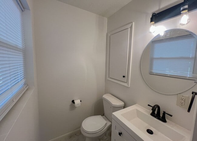 Building Photo - 10416 Ridgeview Dr