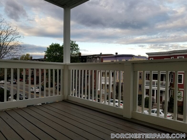 Building Photo - 109 Pleasant St