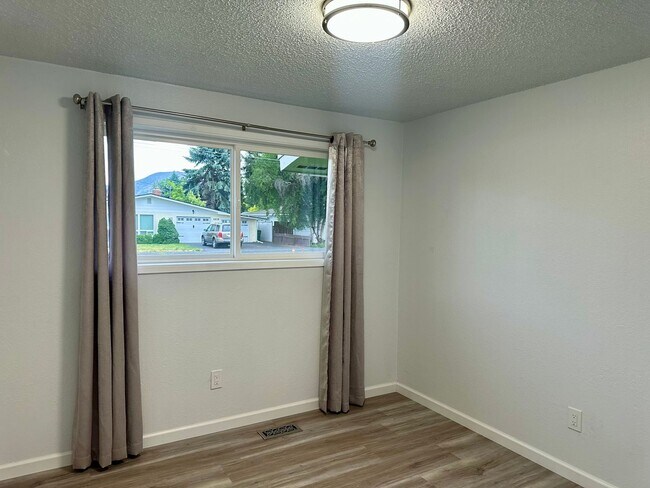 Building Photo - Updated 3bd/2BA South Suburbs Home with RV Parking, Large Yard & Garage