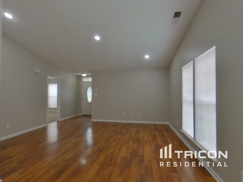 Building Photo - 3027 Salmon River Dr