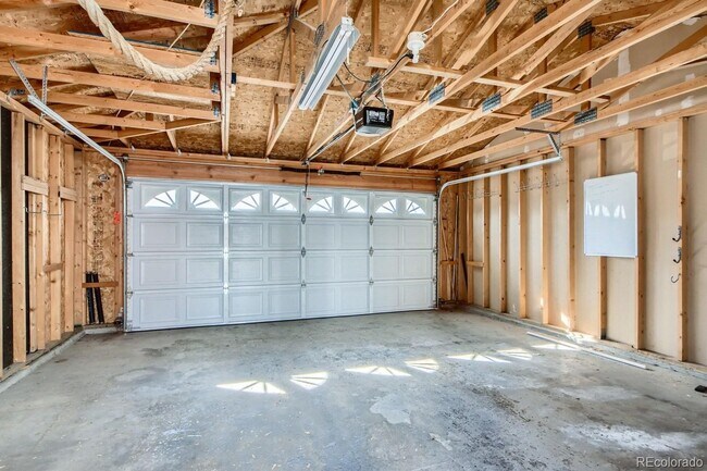 Building Photo - Fantastic 3 bed, 2.5 bath Townhome in Univ...