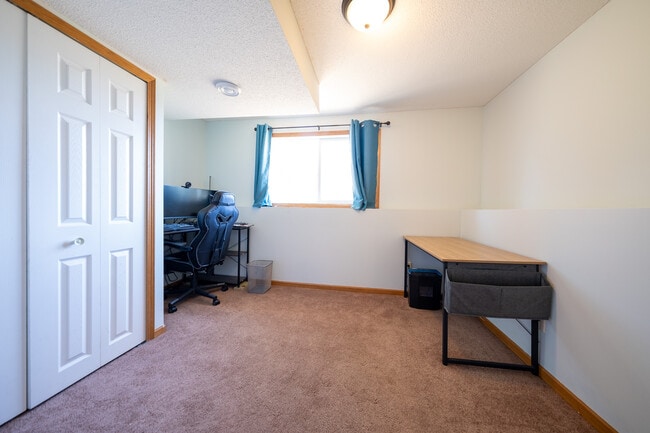 Building Photo - 8001 Vincent Cir N