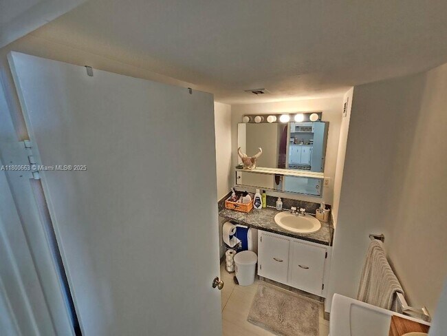 Building Photo - 18031 Biscayne Blvd