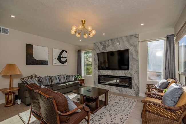 Building Photo - Fully Furnished! Prestige Luxury Single 5bed 3bath House