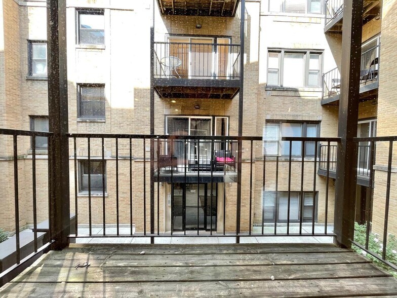 Building Photo - 3348 W Wilson Ave