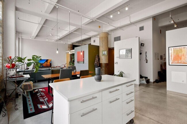 Building Photo - 700 N Washington Ave