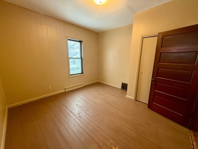 Building Photo - 909 S 6th Ave