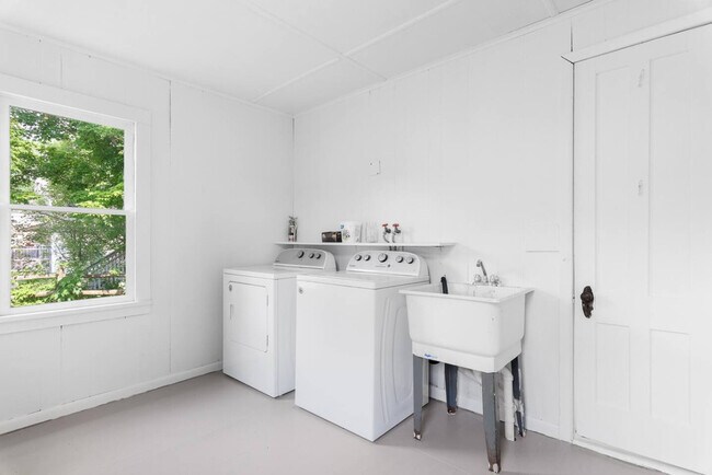 Building Photo - 1915 County Hwy 6