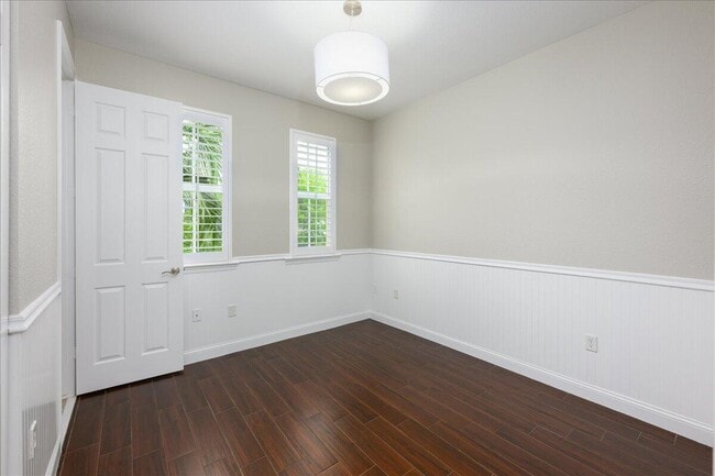 Building Photo - 538 NE 7th Ave