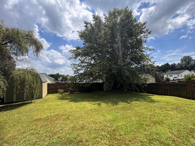 Building Photo - Stunning 5 Bedroom 4 Bath Home with 3 Car ...