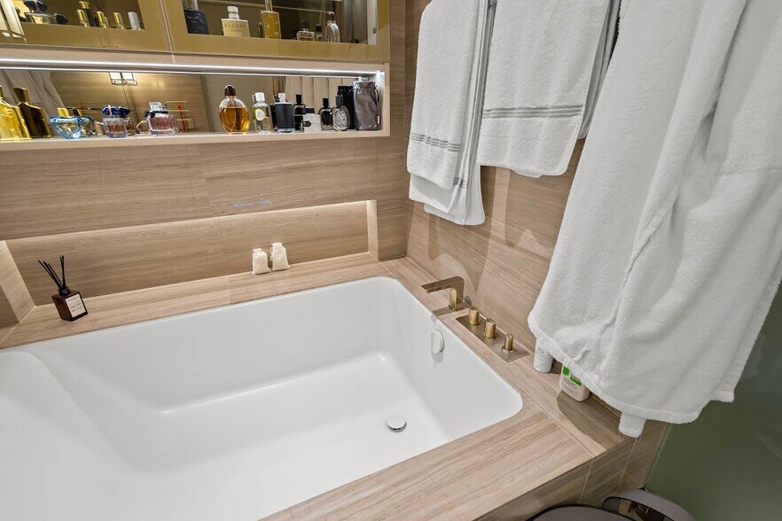 Building Photo - 18975 Collins Ave