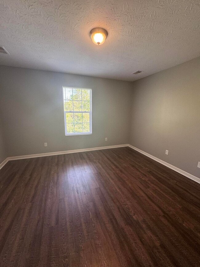 Building Photo - 210 Mousas Way