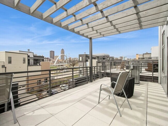 Building Photo - Luxurious 3-Bedroom, 2-Bathroom Townhouse – Des Moines